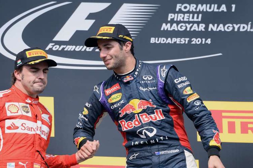 Alonso óskar Ricciardo til hamingju með sigurinn á verðlaunapallinum.