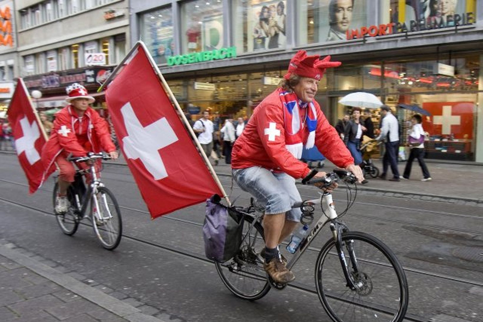 Svissneskir knattspyrnuáhugamenn í miðborg Basel í morgun.