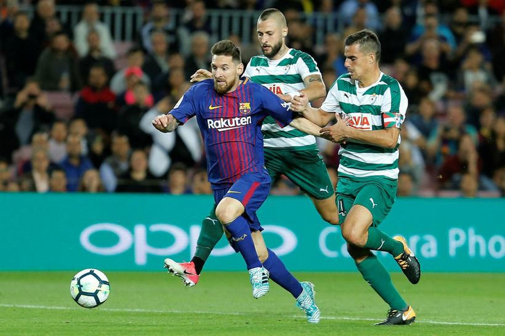 Lionel Messi með tvo leikmenn Eibar á hælunum í kvöld.