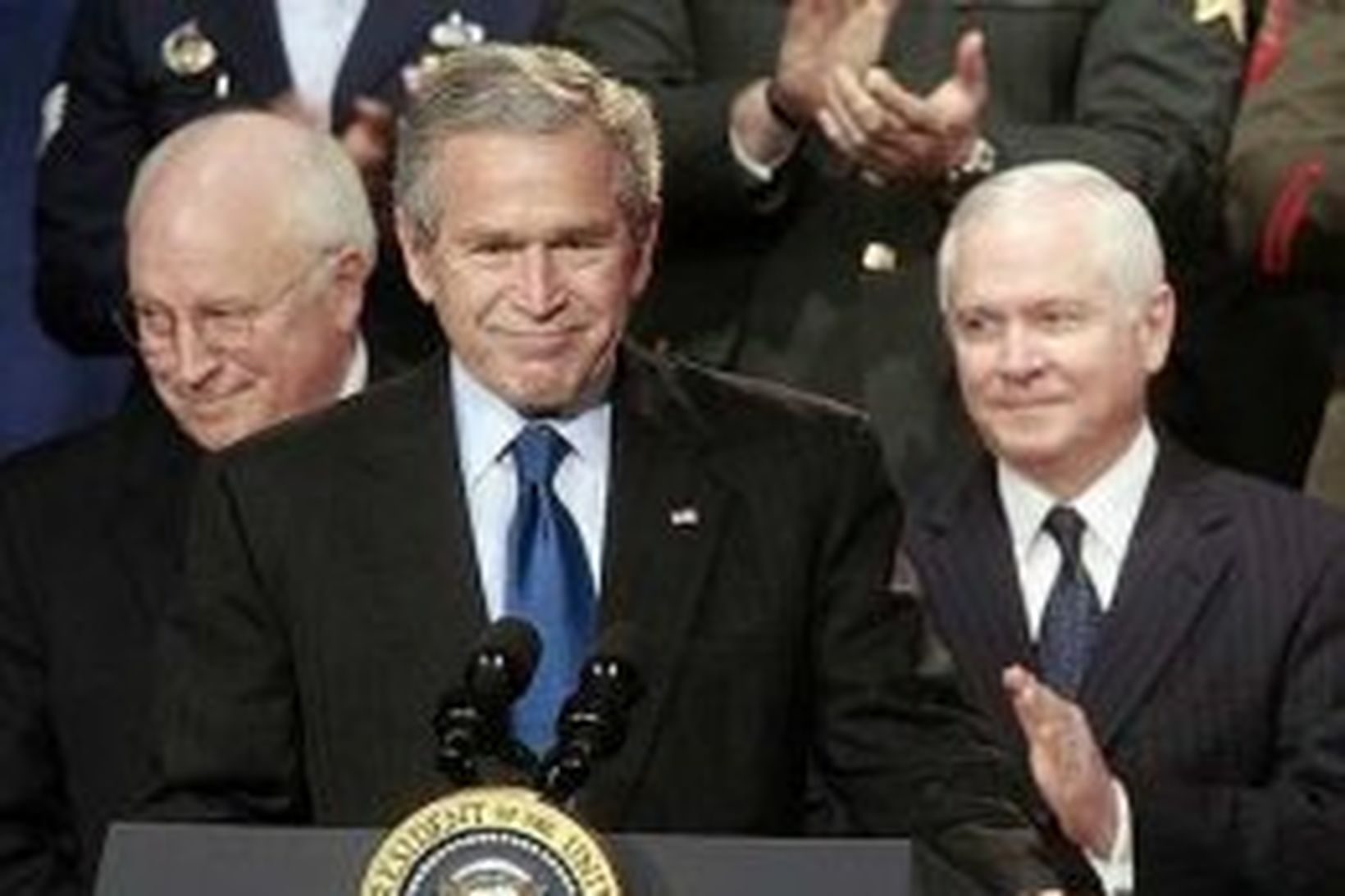 George W. Bush Bandaríkjaforseti með varnarmálaráðherranum Robert Gates (t.h.) og …