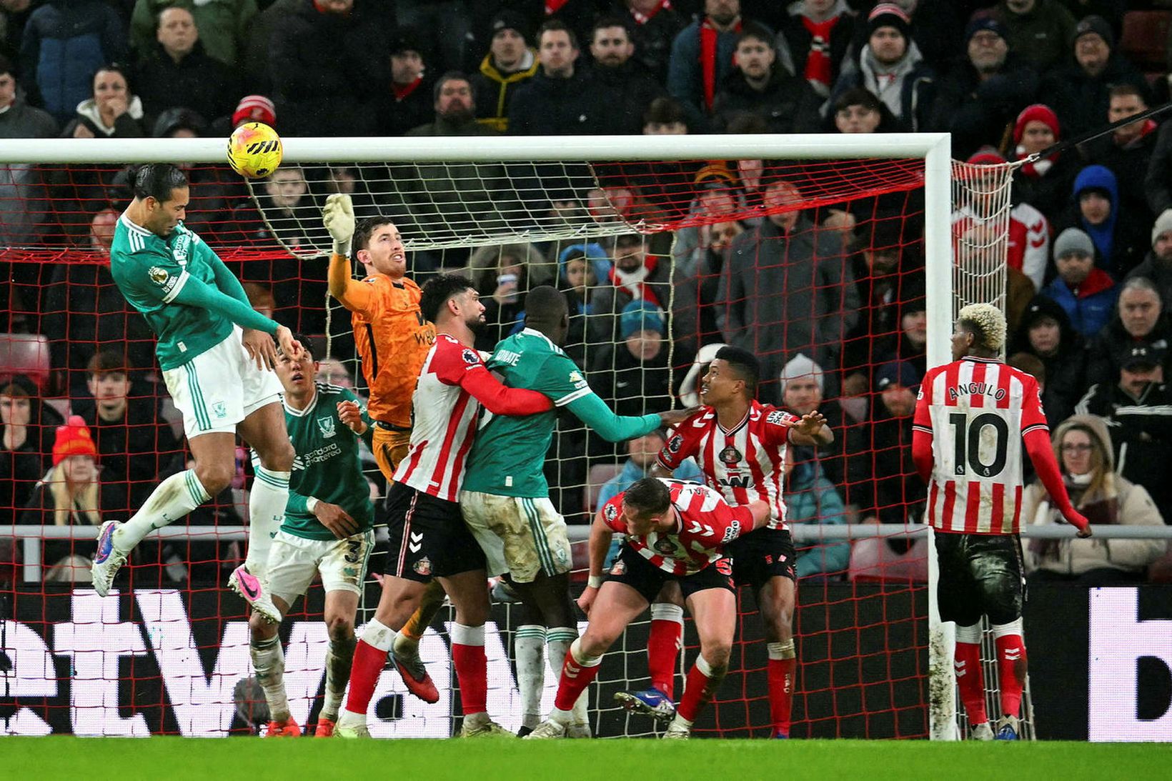 Liverpool fyrst til að vinna útisigur á nýliðunum