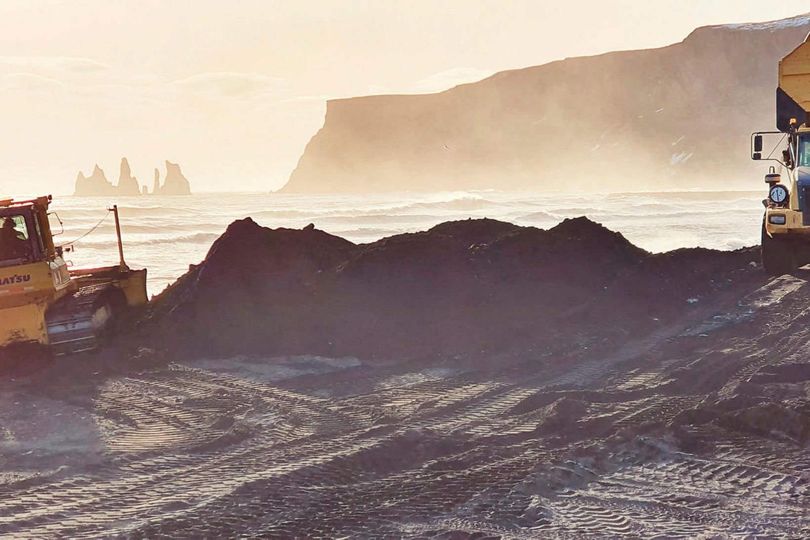 Sandinum sem hreinsaður er af lóðum íbúa og fyrirtækja í …