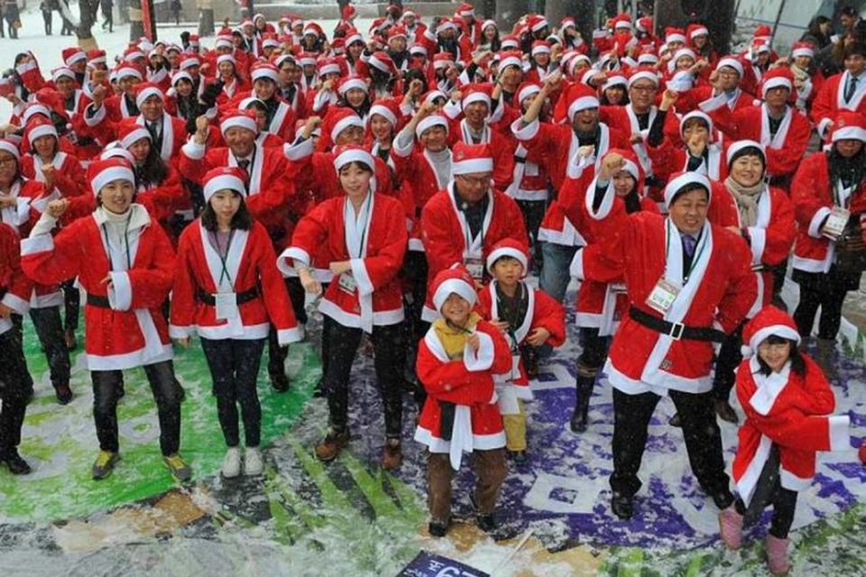 Um 200 manns dansa í jólasveinabúningum í anda Gangnam Style í Seoul, höfuðborg Suður-Kóreu. Dansatriðið …