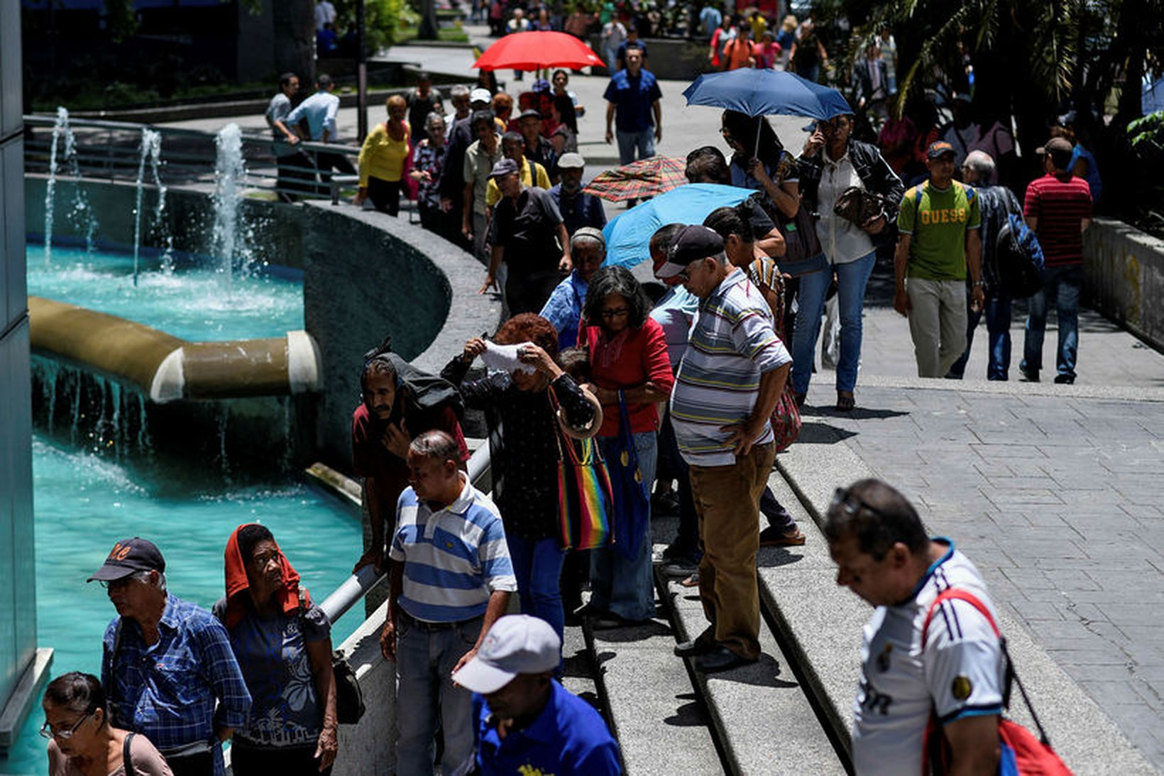 Íbúar í Caracas, höfuðborg Venesúela, standa í röð klukkutímunum saman …