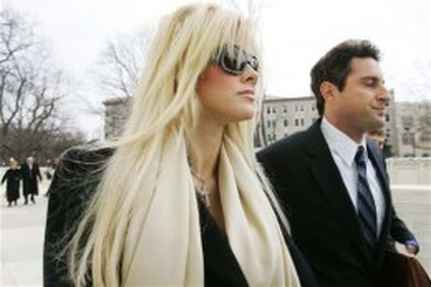 Anna Nicole Smith ásamt lögmanni sínum.