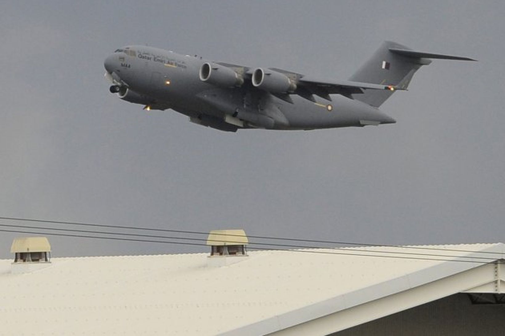 Flutningaflugvél af C-17 gerð, lík þeirri sem flaug á undan …