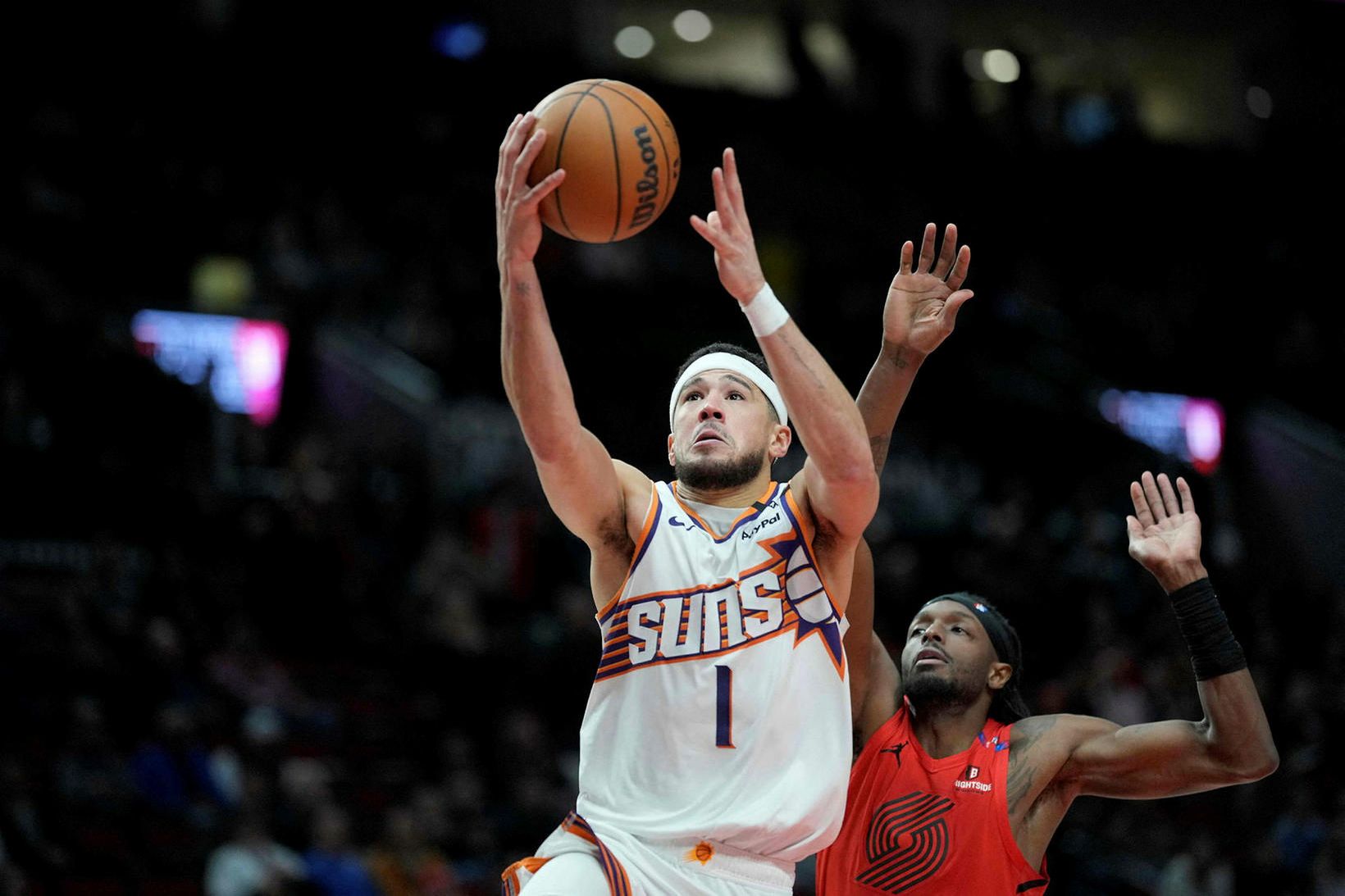 Devin Booker skorar fyrir Phoenix Suns í leiknum í nótt.