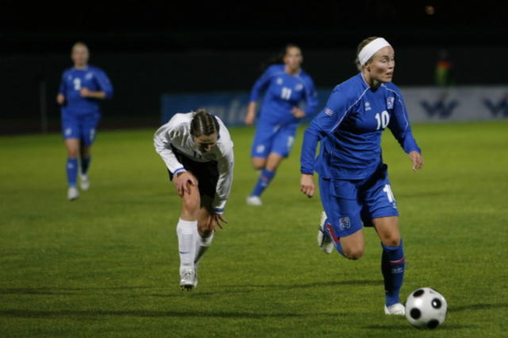 Dóra María Lárusdóttir sækir að marki Eistlands.