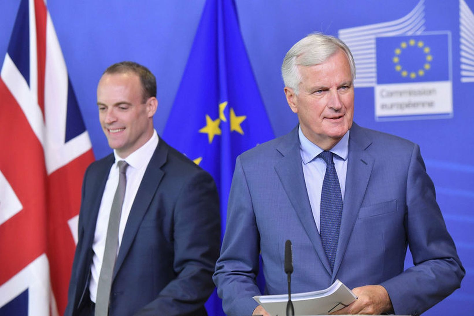 Dominic Raab og Michael Barnier á blaðamannafundinum í Brussel í …