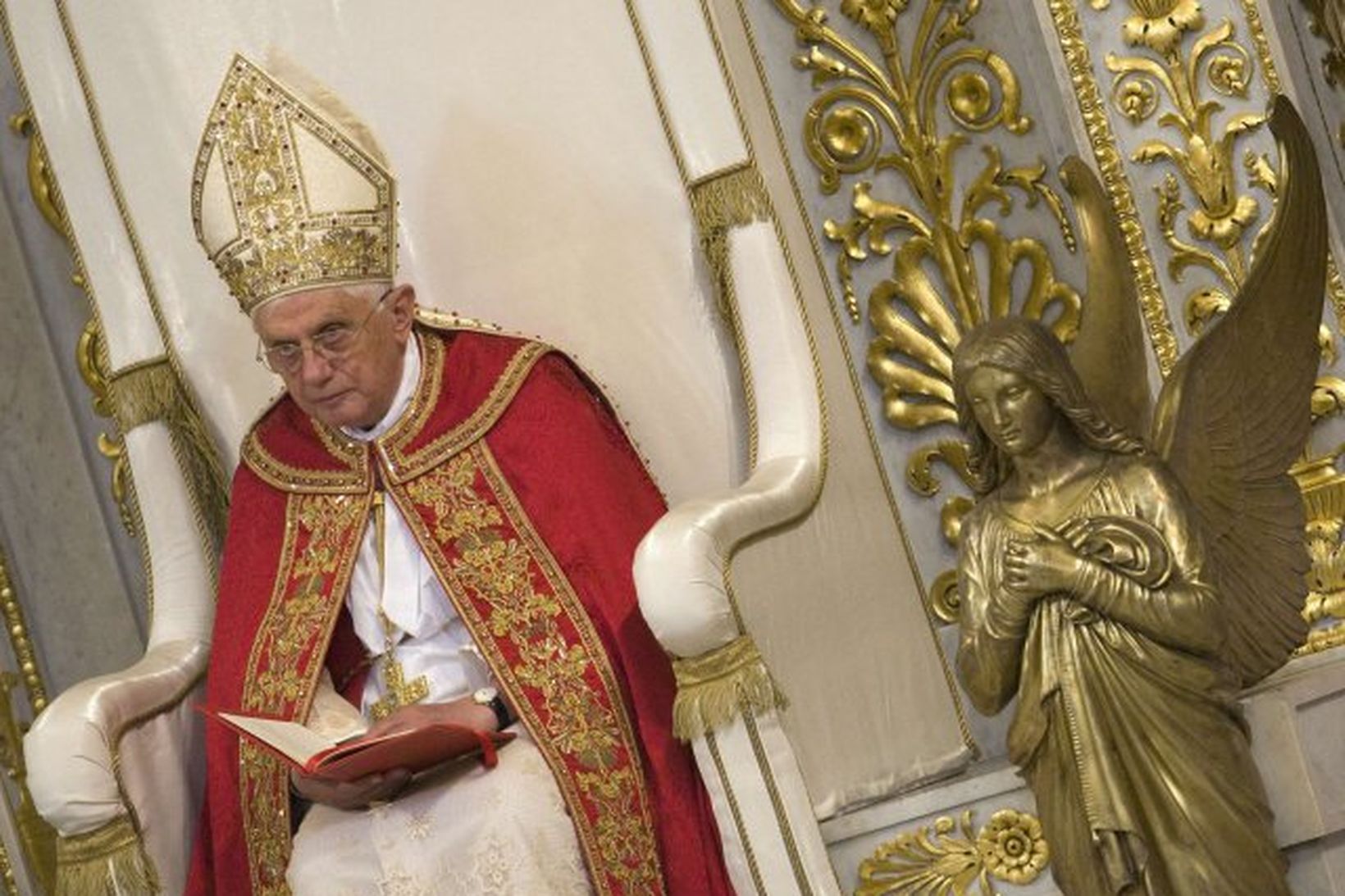 Benedikt XVI páfi við kirkju heilags Páls í dag