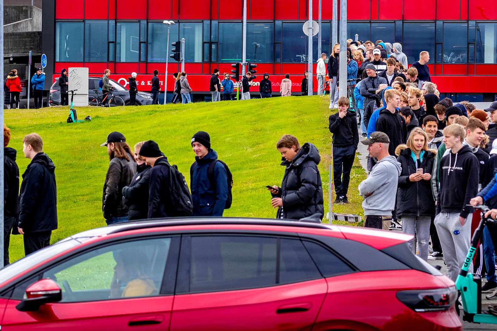 Röð við Laugardalshöll vegna bólusettningar.