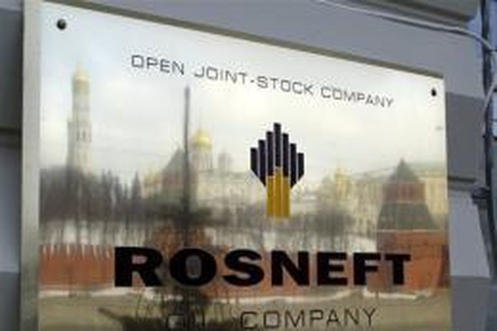 Turnar Kremlar endurspeglast í skilti olíufélagsins Rosneft í Moskvu.