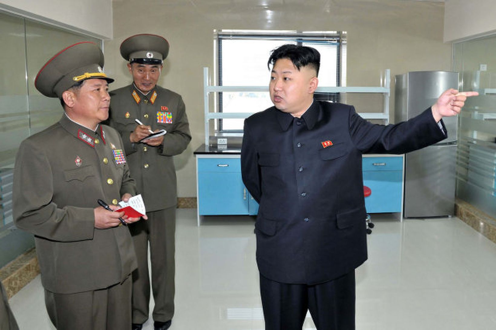 Kim Jong-Un ræðir við herforingja sína.