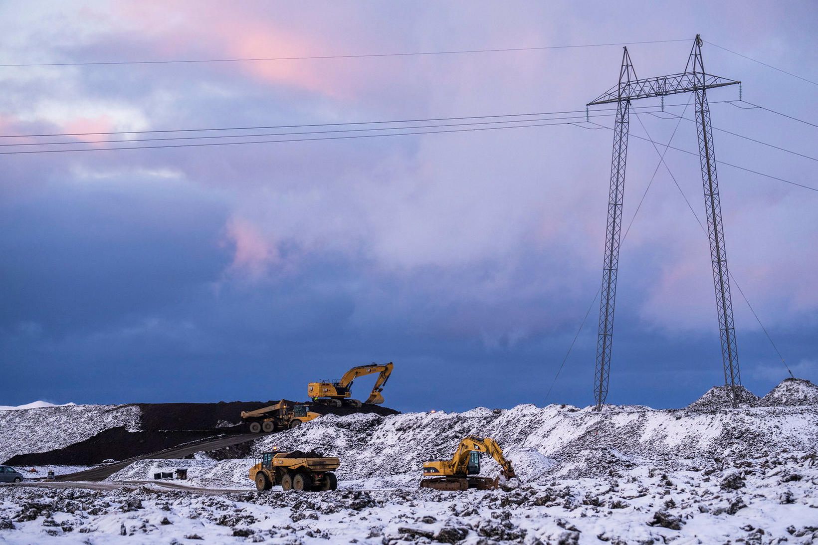 Unnið að hækkun varnargarða við Svartsengi í desember síðastliðnum.