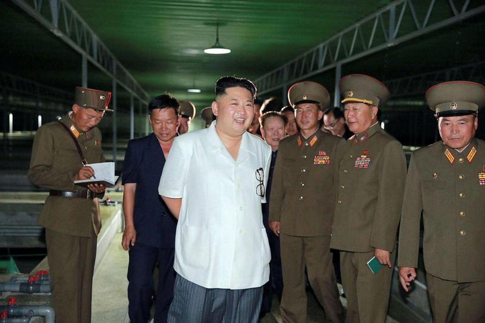 Kim Jong-un, leiðtogi Norður-Kóreu, ásamt yfirmönnum hersins.