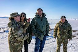 Susannah Meyers ræðir hér við J.D. Vance og eiginkonu hans, Ushu Vance, í Pituffik-herstöðinni á …