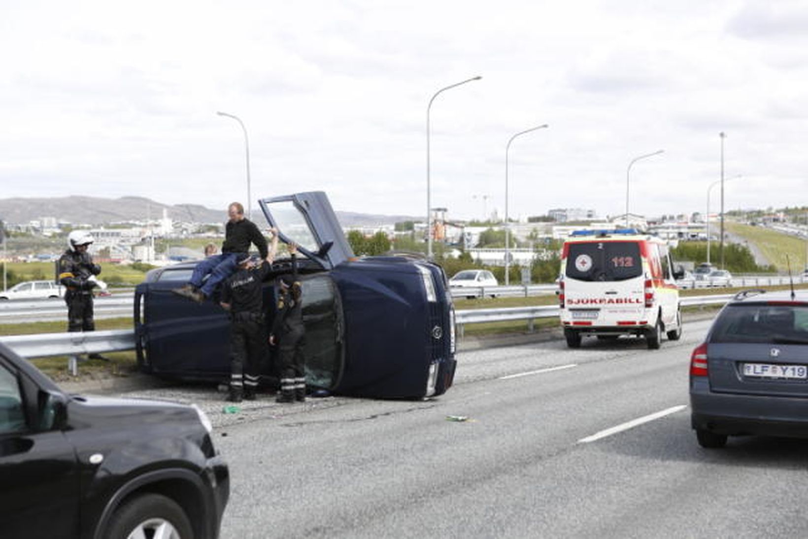 Hér má sjá jeppabifreiðina við vegriðið.