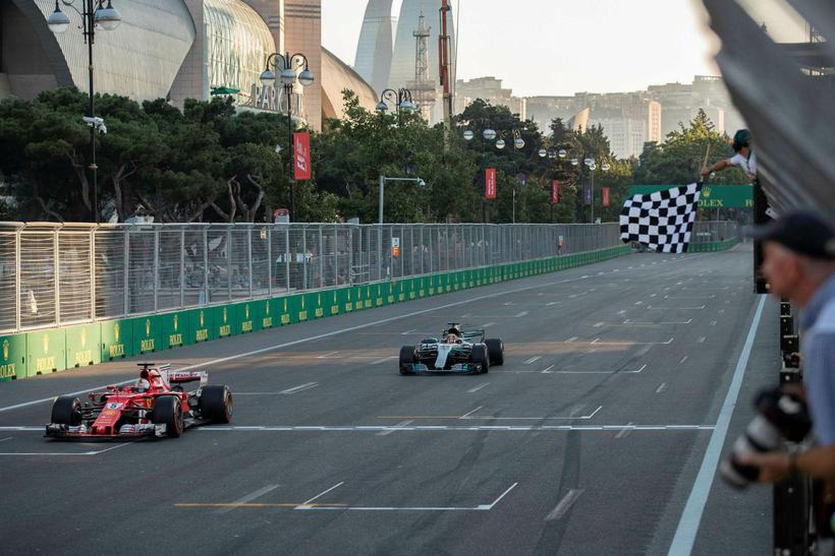 Sebastian Vettel ekur yfir marklínuna í Bakú, rétt á undan …