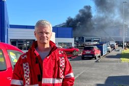 Birgir Finnsson, starfandi slökkviliðsstjóri hjá slökkviliðinu á höfuðborgarsvæðinu, fyrir framan eldsvoðann í Hafnarfirði í dag.