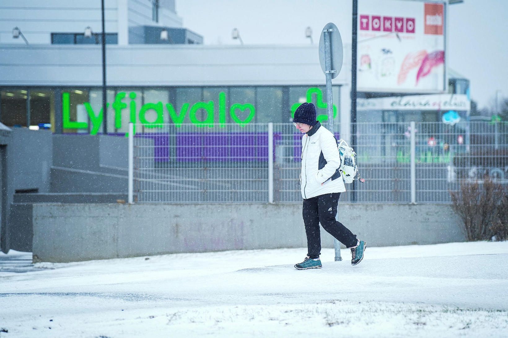 Varðstjóri slökkviliðsins hvetur vegfarendur til þess að fara varlega í …