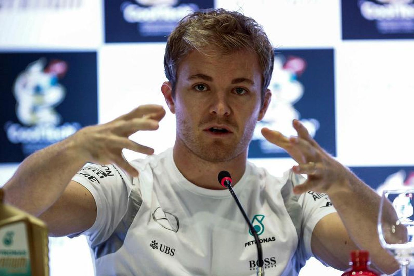 Nico Rosberg svarar spurningum á blaðamannafundi í Sao Paulo í …