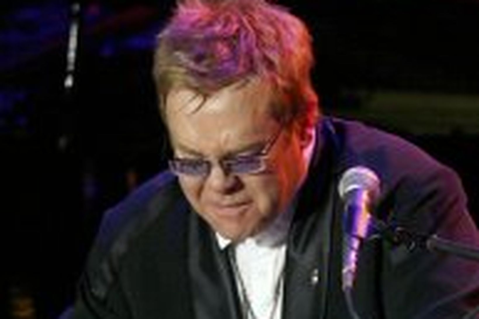 Elton John á ljósmynd sem lögreglan athugar hvort brjóti lög …