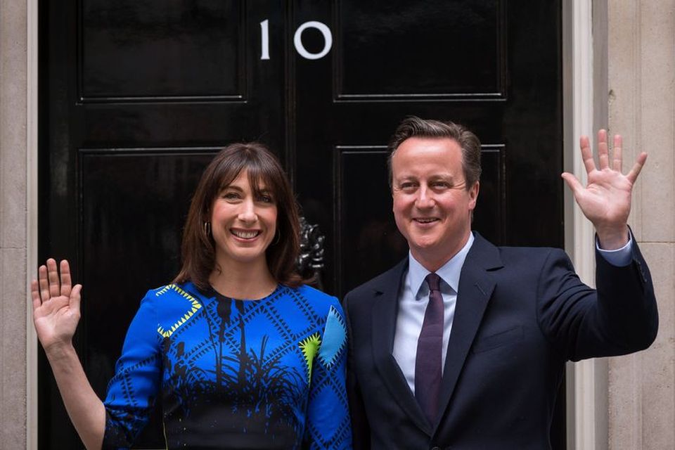 David Cameron, forsætisráðherra Bretlands, og Samantha eiginkona hans við Downingstræti 10 eftir að hann flutti …