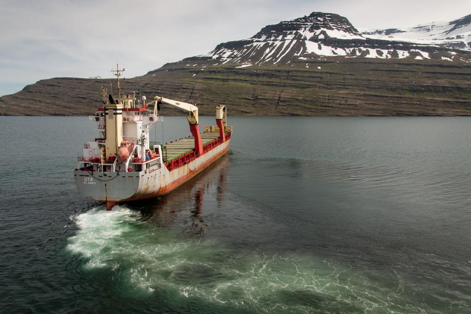 Flutningaskipið UTA sigldi á milli hafna í Reyðarfirði í gær.