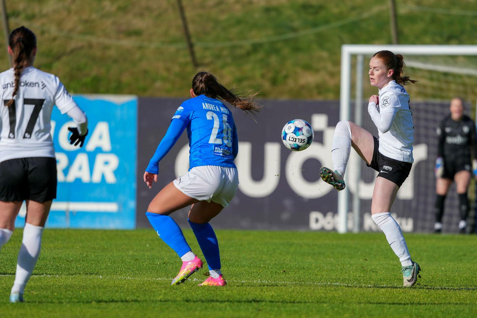 Birna Kristín Björnsdóttir með boltann í leiknum.