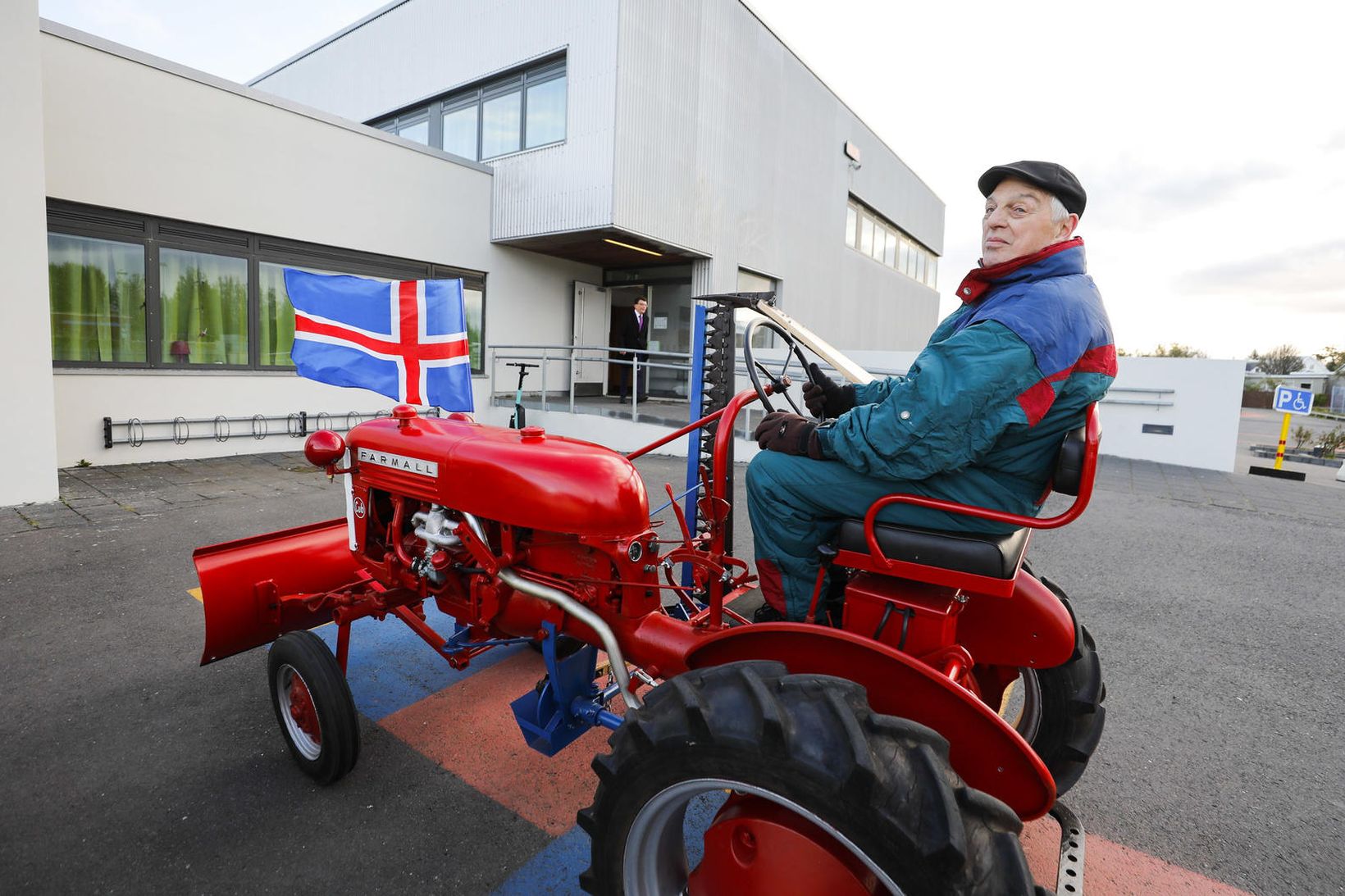 Sigurjón Einarsson mætti á traktor á kjörstað í dag.