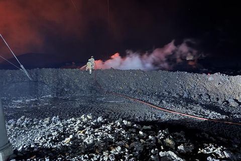 Slökkviliðsmenn að störfum í gærkvöldi.