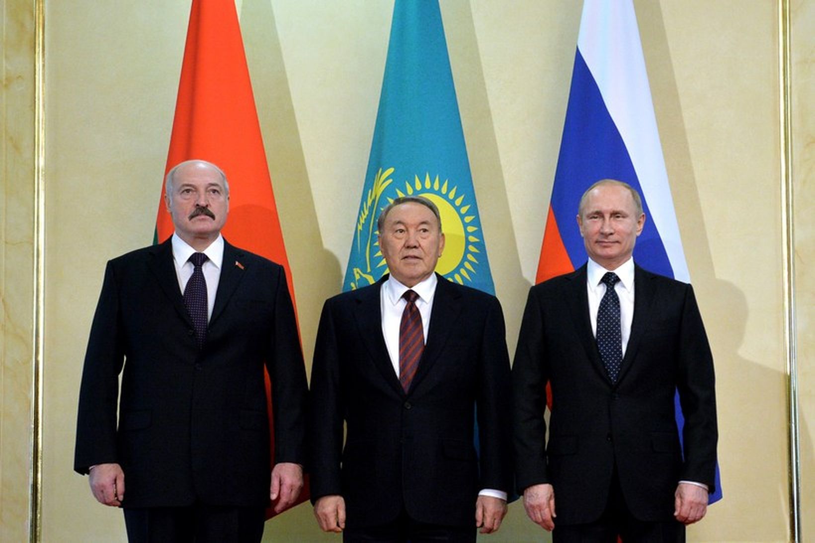 Vladimir Pútín Rússlandsforseti (t.h.), Nursultan Nazarbayev, forseti Kasakstan, (fyrir miðju) …