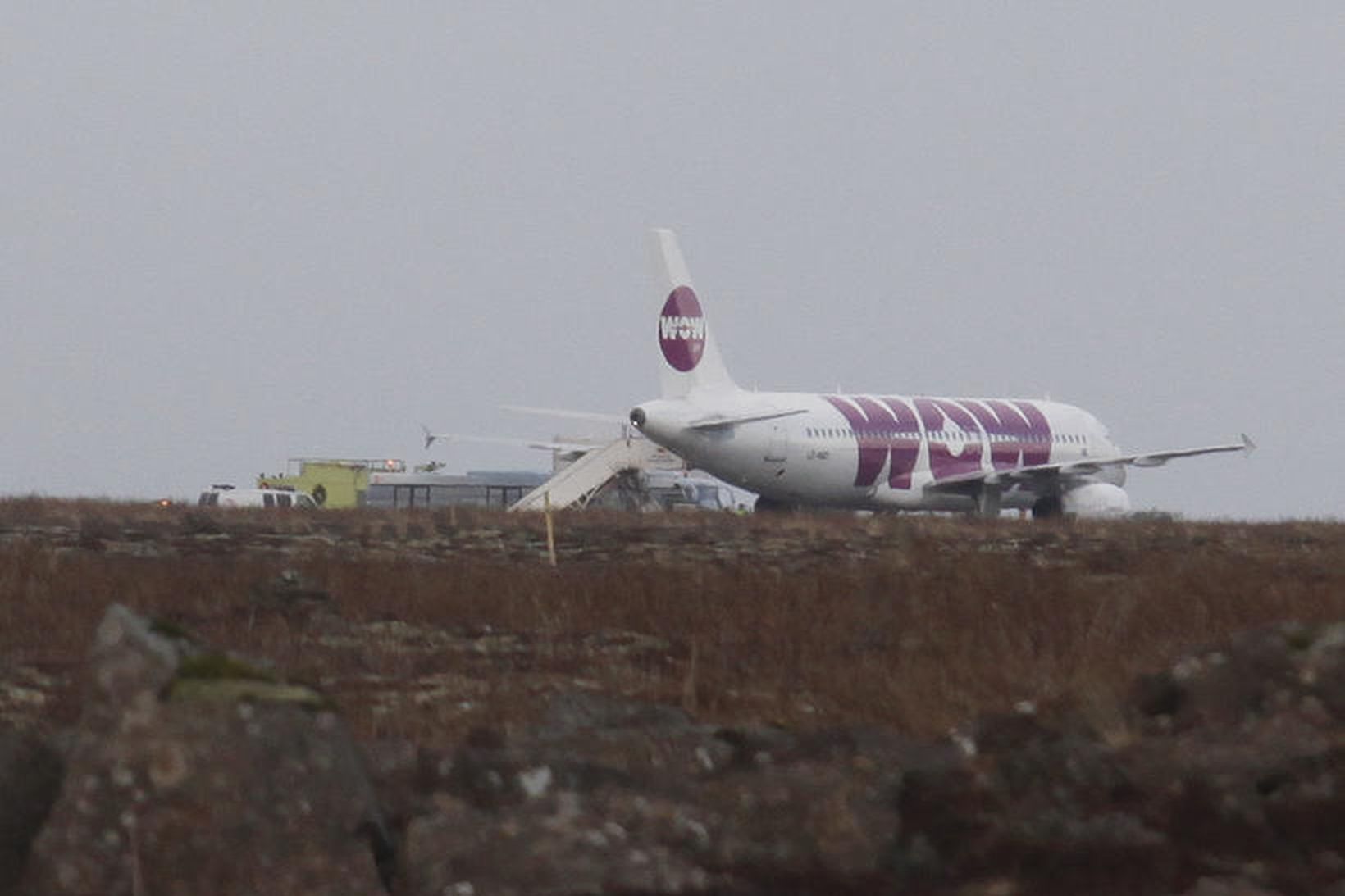 Vél WOW air á Keflavíkurflugvelli í dag.