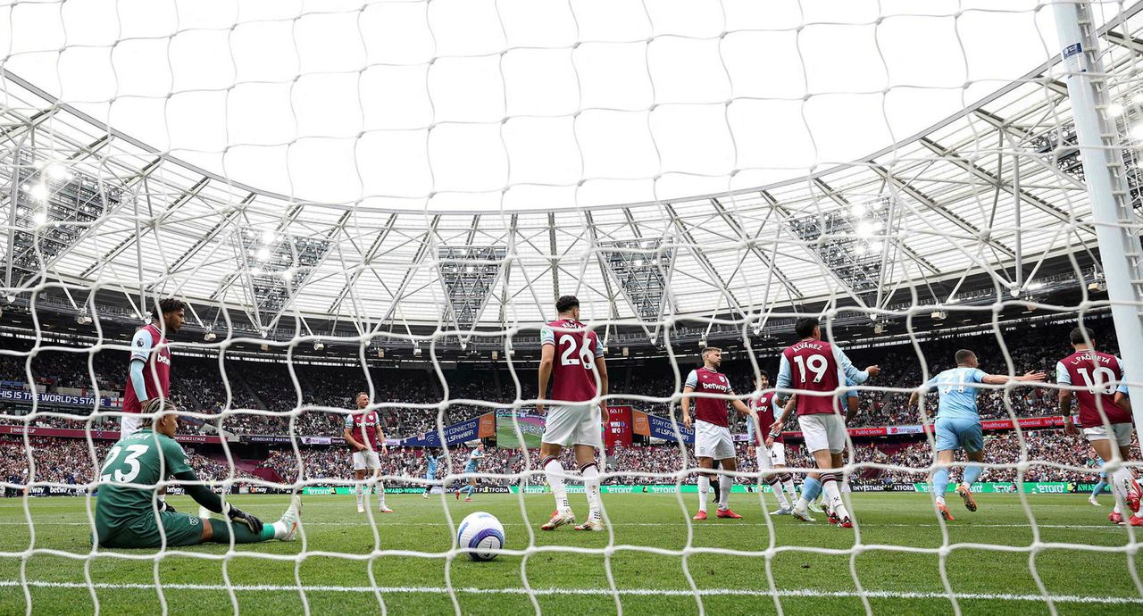 West Ham fékk háa sekt vegna hegðun stuðningsmanna liðsins.