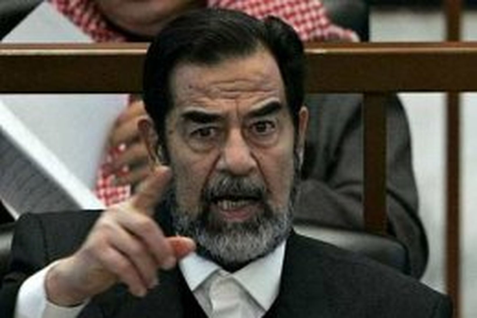 Saddam Hussein lætur skammirnar dynja á dómara í réttarsal í …