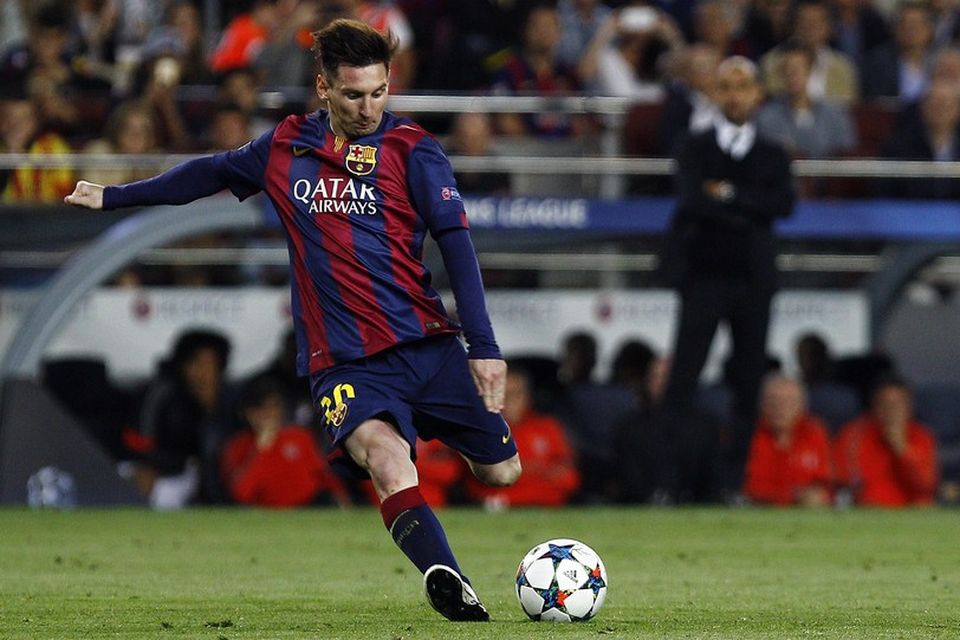 Lionel Messi með skot í leiknum.