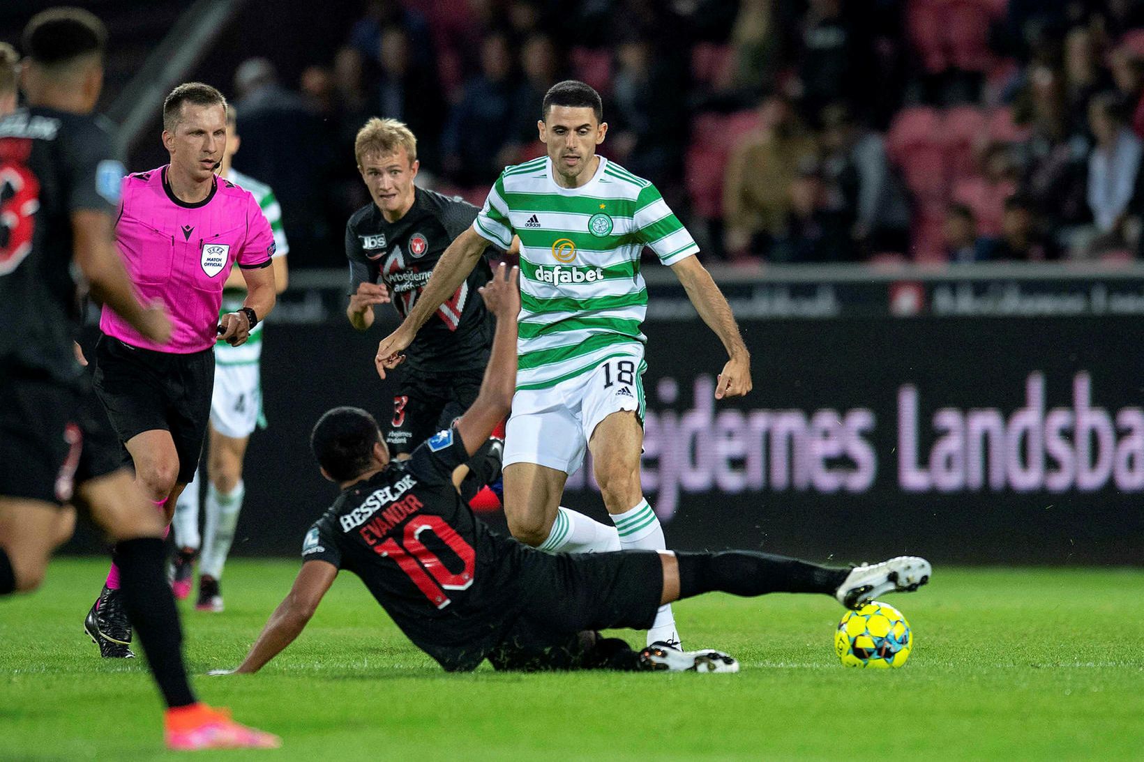 Celtic tapaði óvænt fyrir Hearts í kvöld.