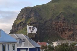 Fáni ÍBV blaktir við hún í Eyjum.