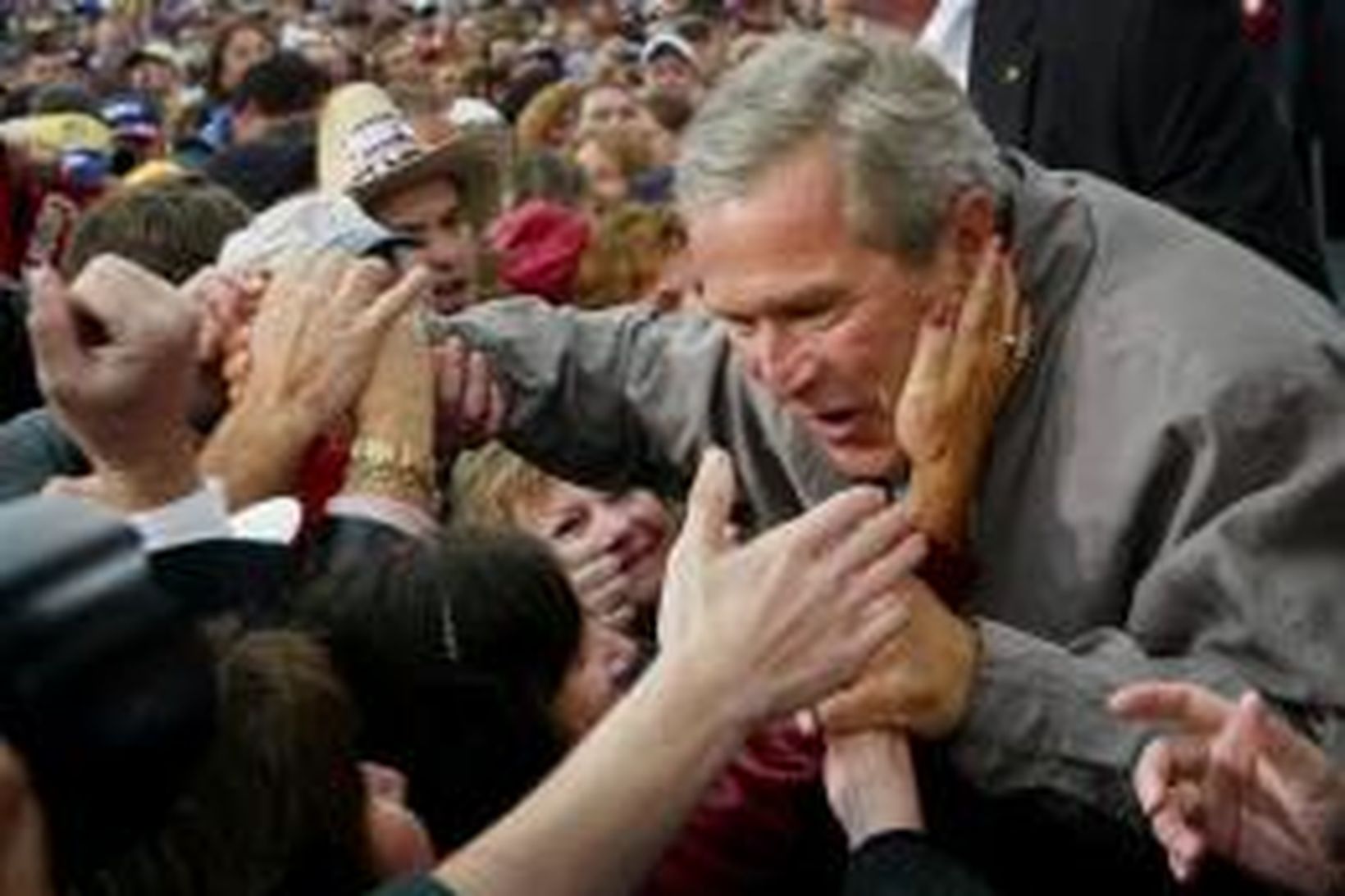 Bush heilsar stuðningsmönnum sínum í Hershey í Pennsylvaníu.