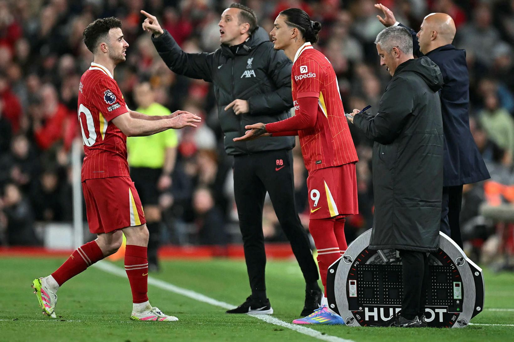 Diogo Jota og Darwin Núnez gætu báðir yfirgefið Liverpool í …
