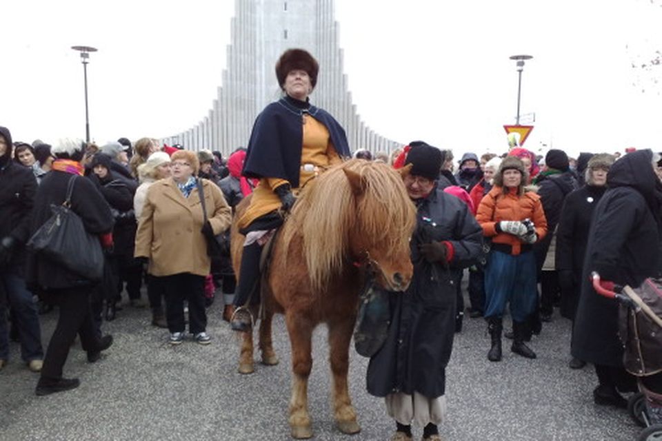 Guðlaug Elísabet Ólafsdóttir, leikkona, var í fararbroddi göngunnar á hestbaki í gervi Hallgerðar.