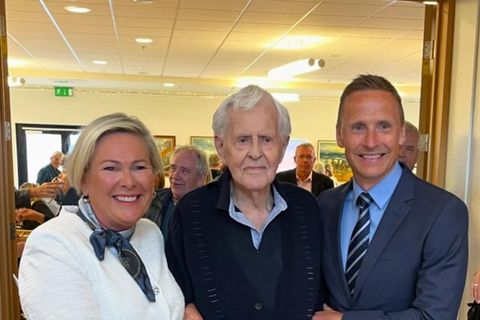 Forsetahjónin stilltu sér upp við hlið afmælisbarnsins.