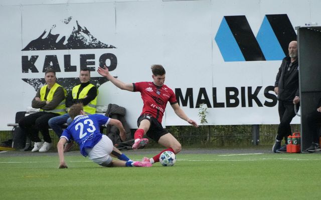 Framarinn Már Ægisson og Hrannar Snær Magnússon í baráttu um boltann í leiknum.