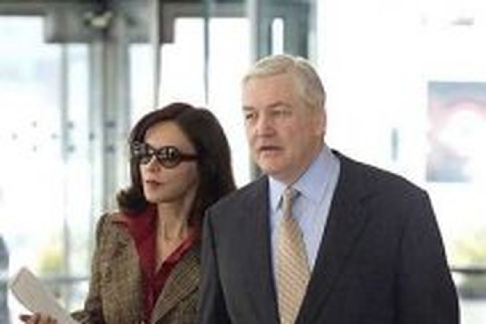 Conrad Black og kona hans, Barbara Amiel Black, ganga út …