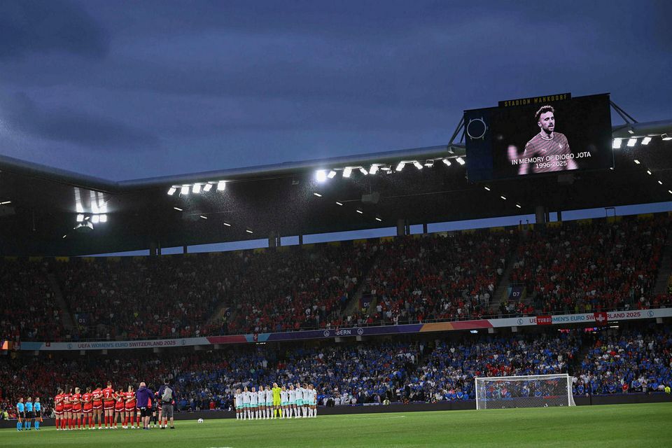 Liðin minnast Diogo Jota fyrir leik.