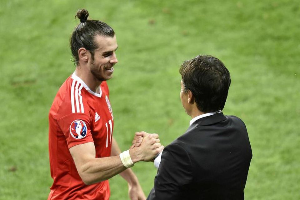 Gareth Bale, leikmaður Wales, mætti til leiks með hipster-bun.