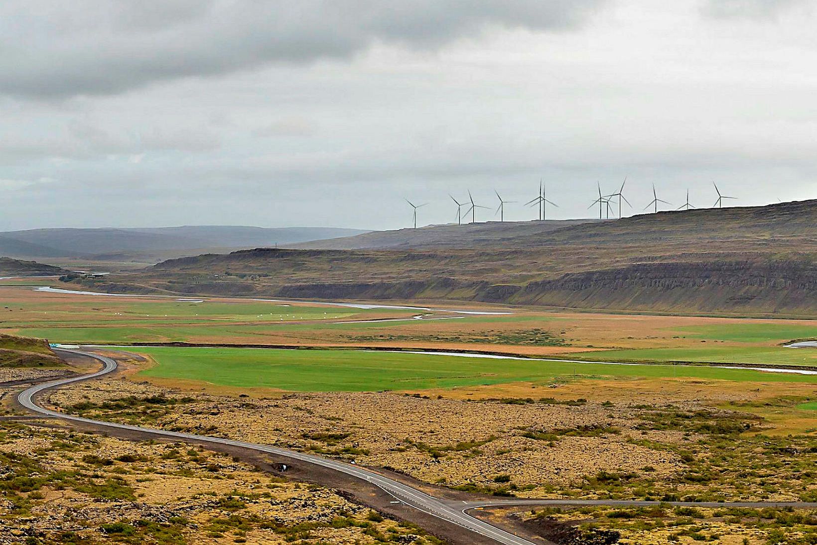 Vindmyllurnar eru vel sýnilegar frá þjóðvegi 1 í Norðurárdal á …