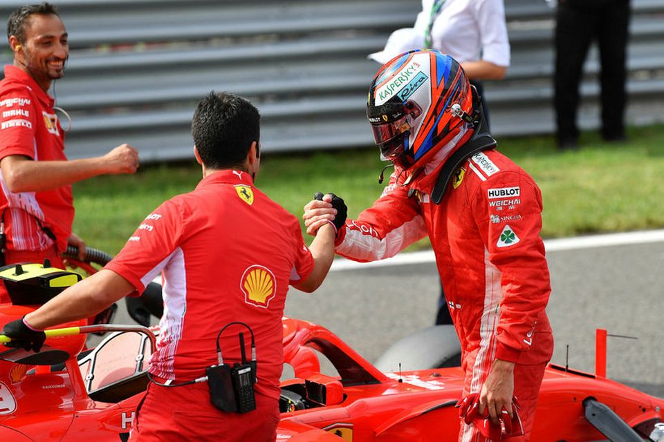 Liðsmenn Ferrari samgleðjast Räikkönen með ráspólinn í Monza í dag.