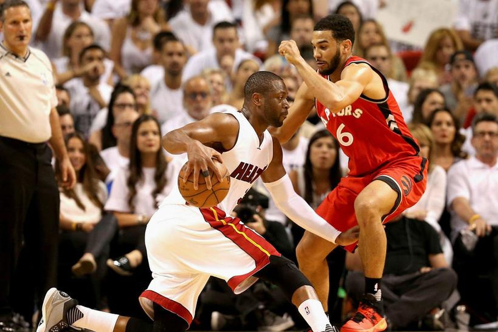 Dwyane Wade sækir að körfu Toronto, gegn Cory Joseph, í …