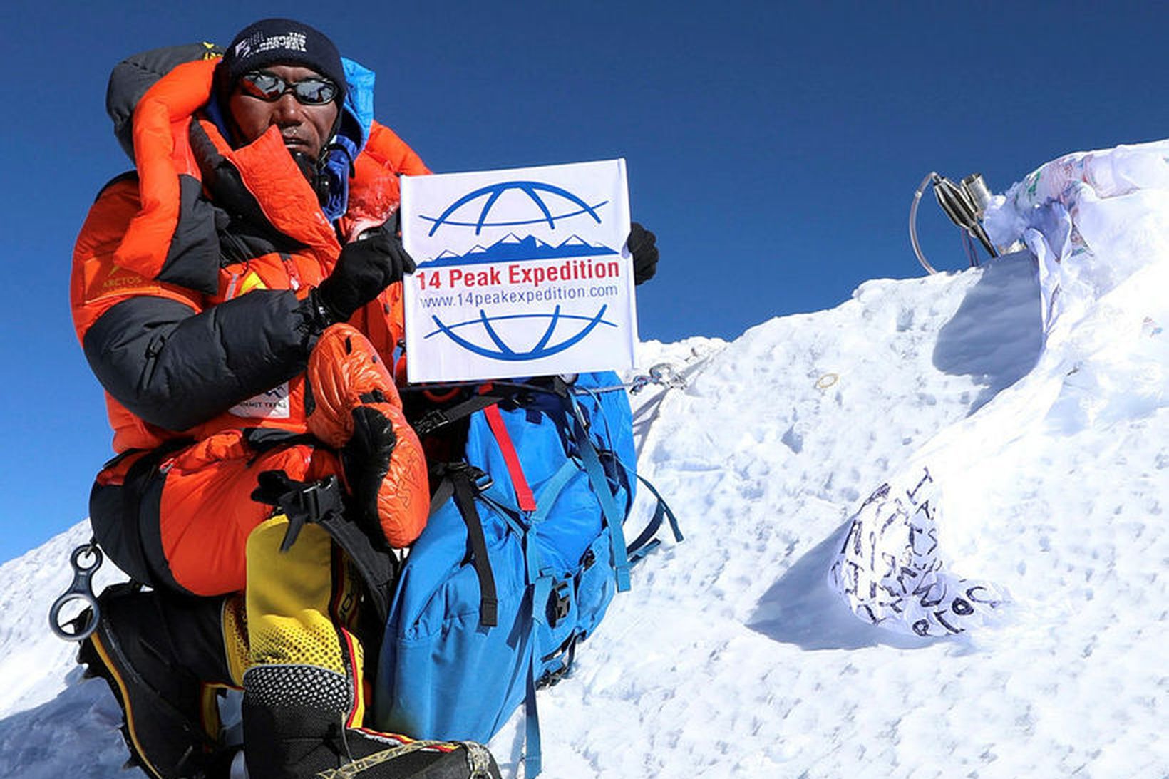 Kami Rita sést hér á toppi Everest í 23. skiptið …